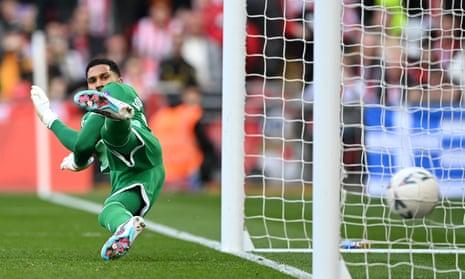 Wes Foderingham of Sheffield United fails to save a penalty from Riyad Mahrez of Manchester City.
